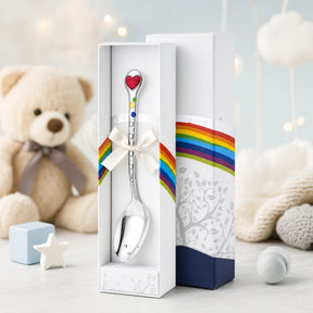 Babylöffel 925 Silber & Emaille mit rotem Herz-Motiv — Lifestyle-Setting, liebevolles Geschenk zur Geburt und Taufe