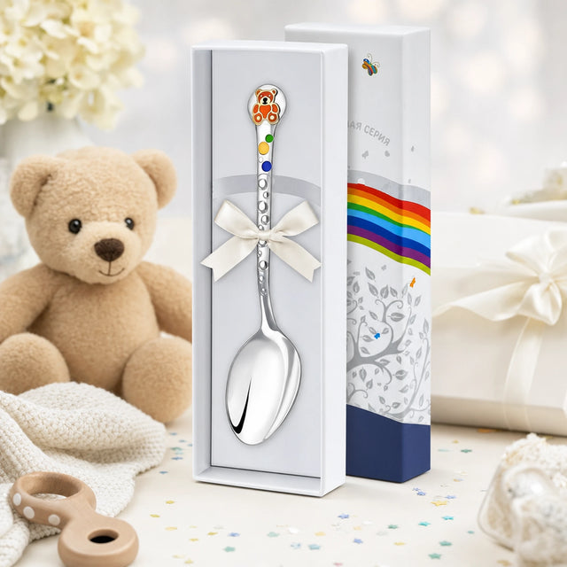 Babylöffel 925 Silber & Emaille mit orange-goldenem Teddybär-Motiv — Lifestyle-Setting, liebevolles Geschenk zur Geburt