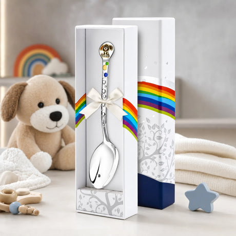 Babylöffel 925 Silber & Emaille mit grau-schwarzem Welpen-Motiv — Lifestyle-Setting, liebevolles Geschenk zur Geburt