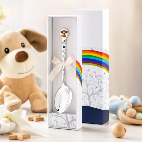 Babylöffel 925 Silber & Emaille mit orange-braunem Welpen-Motiv — Lifestyle-Setting, liebevolles Geschenk zur Geburt