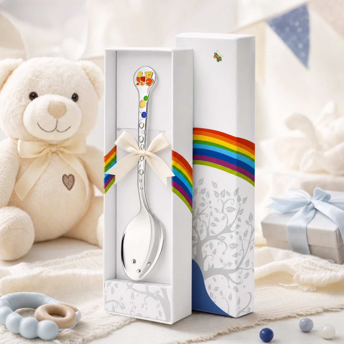 Babylöffel 925 Silber & Emaille mit vergoldetem Zug-Motiv — Lifestyle-Setting, liebevolles Geschenk zur Geburt