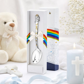Babylöffel 925 Silber mit vergoldetem Engel-Motiv, Sterne & Mond — Lifestyle-Setting, liebevolles Geschenk zur Taufe