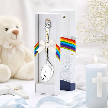 Babylöffel 925 Silber mit vergoldetem Engel-Motiv, Sterne & Mond — Lifestyle-Setting, liebevolles Geschenk zur Taufe