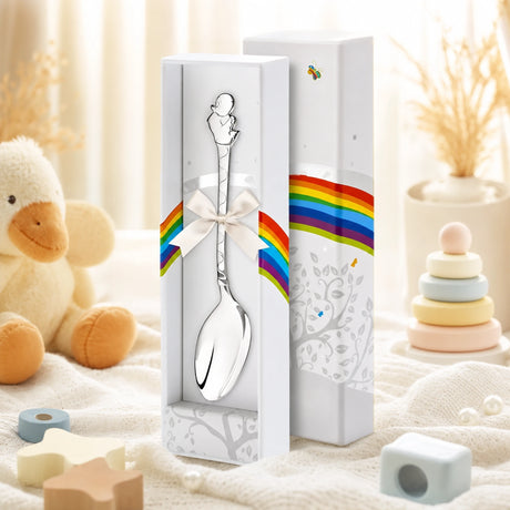 Babylöffel 925 Silber mit Enten-Motiv — Lifestyle-Setting, fröhliches Geschenk zur Geburt