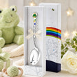 Babylöffel 925 Silber mit grün emailliertem Frosch-Motiv — Lifestyle-Setting, fröhliches Geschenk zur Geburt