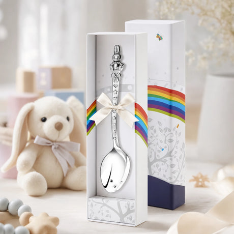 Babylöffel 925 Silber mit oxidiertem Hasen-Motiv, Herz & Stern — Lifestyle-Setting, Geschenk zur Geburt