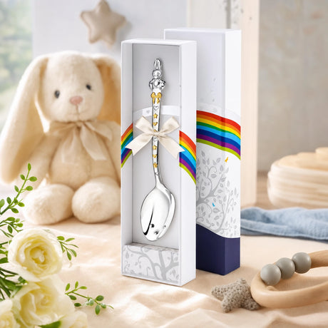 Babylöffel 925 Silber mit Hasen-Motiv, Herz & Stern und vergoldeter Schleife — Lifestyle-Setting, Geschenk zur Geburt