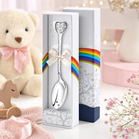 Babylöffel 925 Silber mit Herz- und Blumen-Motiv — Lifestyle-Setting, liebevolles Geschenk zur Geburt für Mädchen