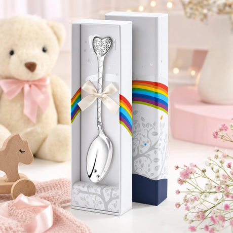 Babylöffel 925 Silber mit Herz- und Blumen-Motiv — Lifestyle-Setting, liebevolles Geschenk zur Geburt für Mädchen
