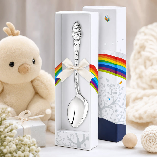 Babylöffel 925 Silber mit Küken-Motiv — Lifestyle-Setting, liebevolles Geschenk zur Geburt und Taufe