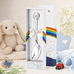 Babylöffel 925 Silber mit Marienkäfer-Motiv — Lifestyle-Setting, Glücksgeschenk zur Geburt