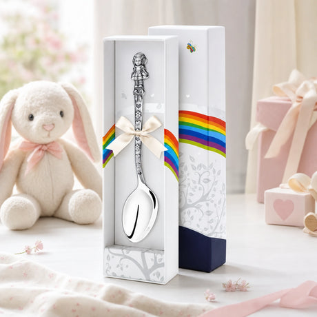 Babylöffel 925 Silber mit Puppen-Motiv im geschwärzten Design — Lifestyle-Setting, liebevolles Geschenk zur Geburt für Mädchen