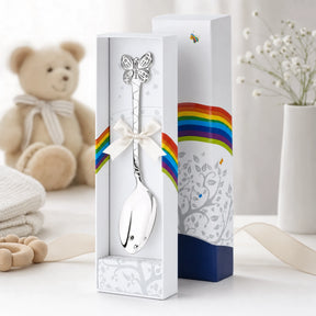 Babylöffel 925 Silber mit Schmetterling-Motiv — Lifestyle-Setting, liebevolles Geschenk zur Geburt