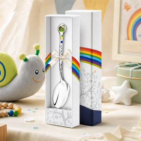 Babylöffel 925 Silber mit emailliertem Schnecken-Motiv — Lifestyle-Setting, fröhliches Geschenk zur Geburt
