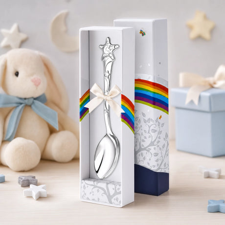 Babylöffel 925 Silber mit Sterne- und Mond-Motiv — Lifestyle-Setting, liebevolles Geschenk zur Geburt