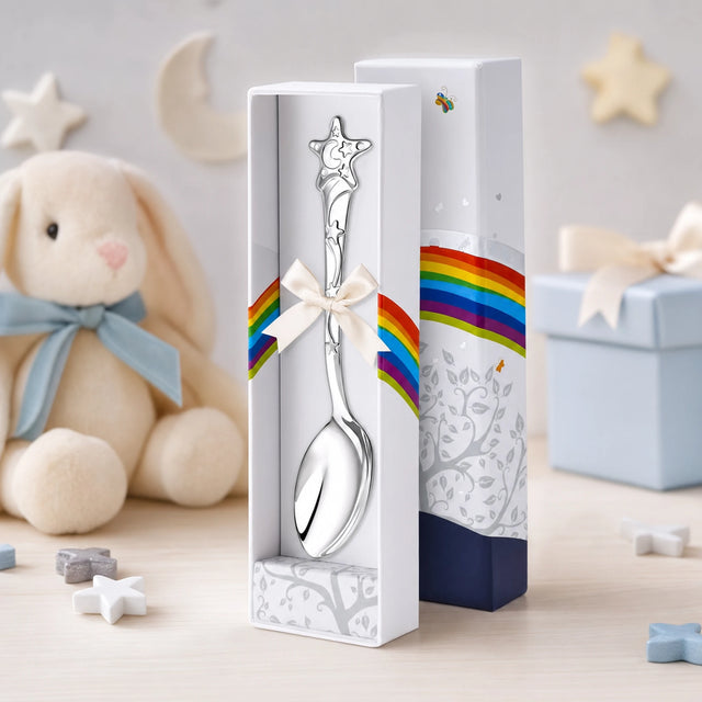 Babylöffel 925 Silber mit Sterne- und Mond-Motiv — Lifestyle-Setting, liebevolles Geschenk zur Geburt
