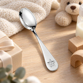 Babylöffel 925 Silber mit Stern und Mondsichel am Stiel — Lifestyle-Setting, Geschenk zur Taufe und Geburt