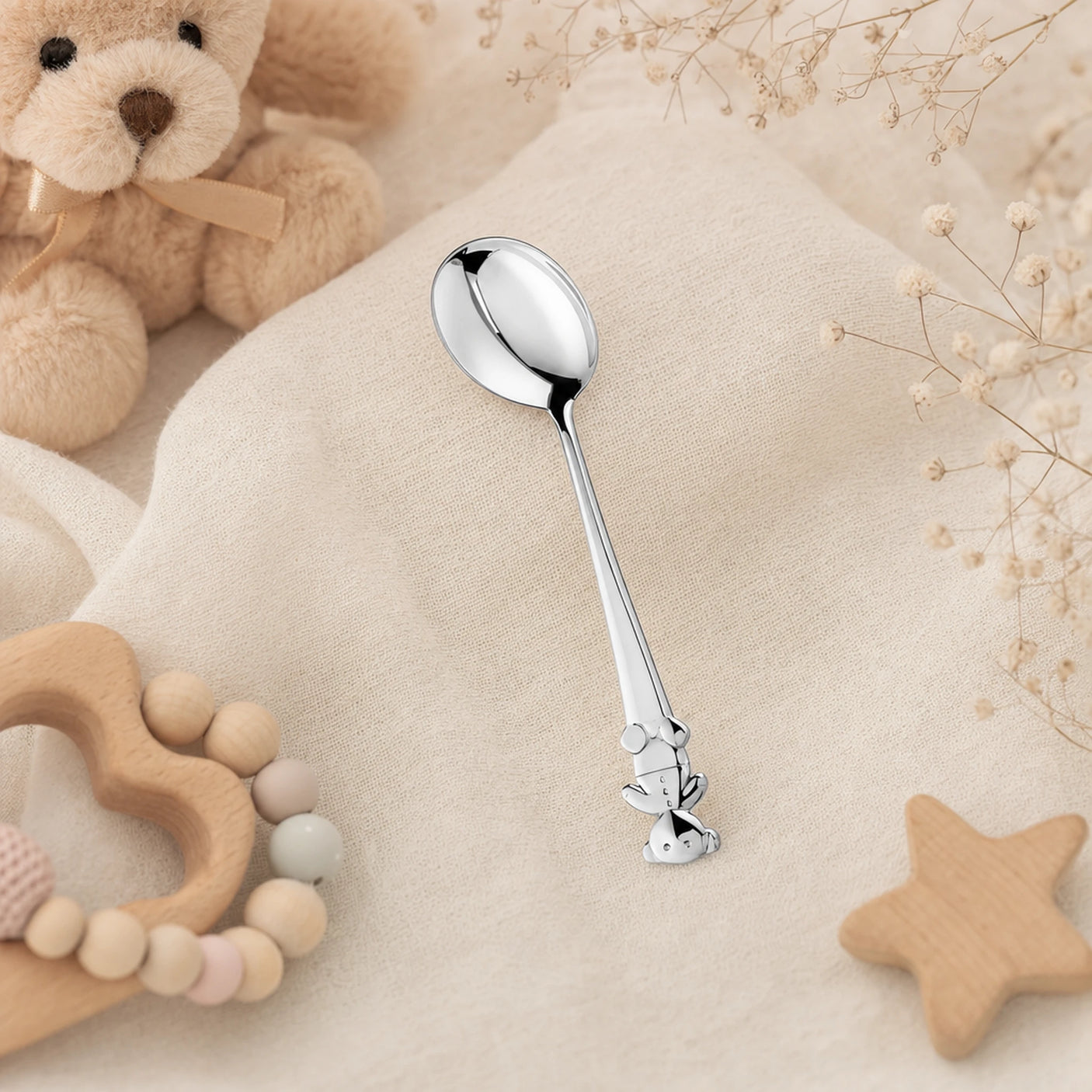 Babylöffel 925 Silber mit Teddybär-Motiv, gebogene Form — Lifestyle-Setting, liebevolles Geschenk zur Geburt