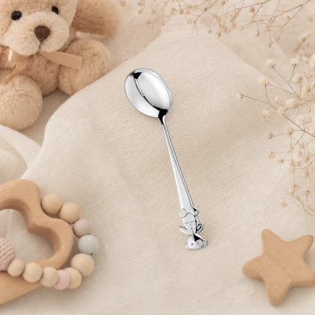 Babylöffel 925 Silber mit Teddybär-Motiv, gebogene Form — Lifestyle-Setting, liebevolles Geschenk zur Geburt