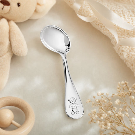 Babylöffel 925 Silber mit Teddybär-Motiv und gebogener Form — Lifestyle-Setting, liebevolles Geschenk zur Geburt