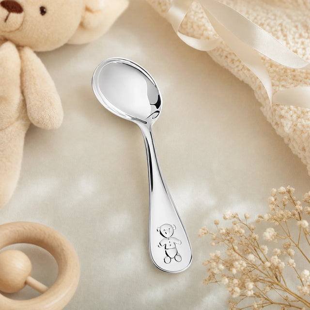 Babylöffel 925 Silber mit Teddybär-Motiv und gebogener Form — Lifestyle-Setting, liebevolles Geschenk zur Geburt
