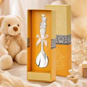 Babylöffel 925 Silber mit Teddybär-Motiv, Herz und Gravur, goldene Geschenkbox — Lifestyle-Setting, Geschenk zur Geburt