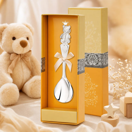 Babylöffel 925 Silber mit Teddybär-Motiv, Herz und Gravur, goldene Geschenkbox — Lifestyle-Setting, Geschenk zur Geburt