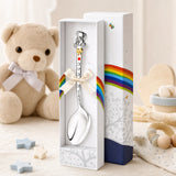 Babylöffel 925 Silber mit Teddybär-Motiv, Schleife, Emaille & Vergoldung — Lifestyle-Setting, Geschenk zur Geburt