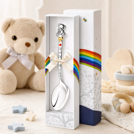Babylöffel 925 Silber mit Teddybär-Motiv, Schleife, Emaille & Vergoldung — Lifestyle-Setting, Geschenk zur Geburt