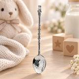Babyparty Geschenk Silberlöffel Häschen 925 Silber geschwärzt — Lifestyle-Setting, Mitbringsel zur Babyparty
