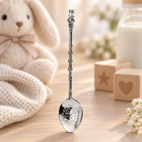 Babyparty Geschenk Silberlöffel Häschen 925 Silber geschwärzt — Lifestyle-Setting, Mitbringsel zur Babyparty