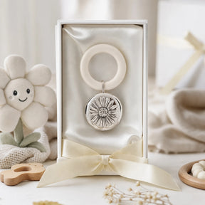 Babyrassel 925 Silber mit Blümchen-Design und Beißring — Lifestyle-Setting, Geschenk zur Geburt