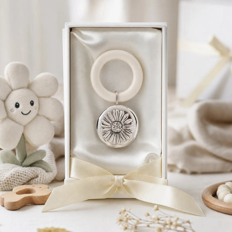 Babyrassel 925 Silber mit Blümchen-Design und Beißring — Lifestyle-Setting, Geschenk zur Geburt