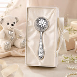 Babyrassel 925 Silber mit Blumenmuster, kugelförmig — Lifestyle-Setting, Geschenk zur Geburt