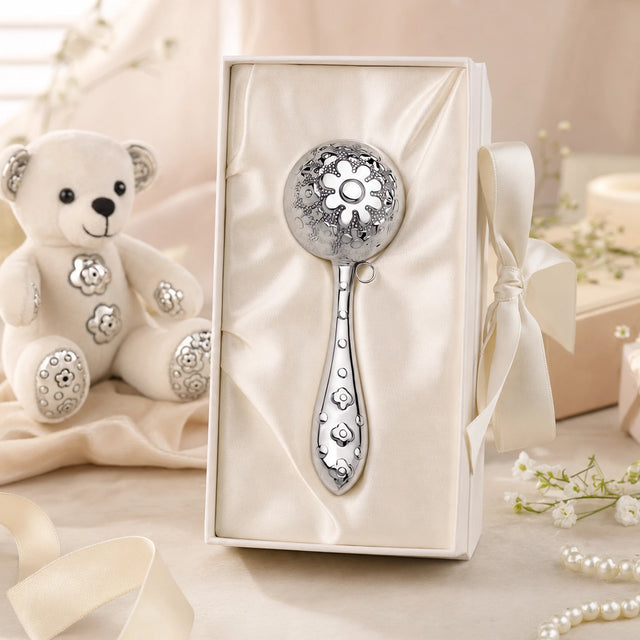 Babyrassel 925 Silber mit Blumenmuster, kugelförmig — Lifestyle-Setting, Geschenk zur Geburt