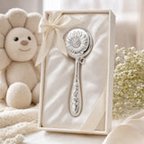 Babyrassel 925 Silber mit Blumen-Design — Lifestyle-Setting, Geschenk zur Geburt