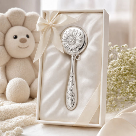 Babyrassel 925 Silber mit Blumen-Design — Lifestyle-Setting, Geschenk zur Geburt