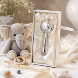 Babyrassel 925 Silber mit Elefanten-Design — Lifestyle-Setting, Geschenk zur Geburt