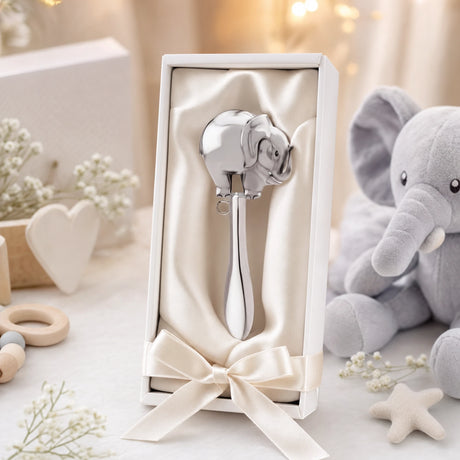 Babyrassel 925 Silber mit Elefanten-Design, glatte Stielform — Lifestyle-Setting, Geschenk zur Geburt