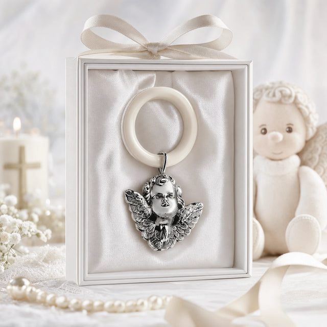 Babyrassel 925 Silber mit Engel-Design und Beißring — Lifestyle-Setting, Geschenk zur Taufe