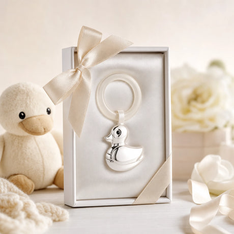Babyrassel 925 Silber mit Enten-Motiv und Beißring in Geschenkbox — Lifestyle-Setting, Geschenk zur Geburt