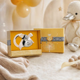 Babyrassel 925 Silber mit Enten-Motiv und Beißring, in Geschenkbox — Lifestyle-Setting, Geschenk zur Geburt