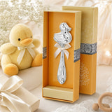 Babyrassel 925 Silber mit Enten-Motiv, in Geschenkbox — Lifestyle-Setting, Geschenk zur Geburt
