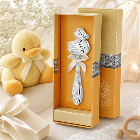 Babyrassel 925 Silber mit Enten-Motiv, in Geschenkbox — Lifestyle-Setting, Geschenk zur Geburt