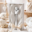Babyrassel 925 Silber mit Entlein-Motiv, glatte Stielform — Lifestyle-Setting, Geschenk zur Geburt