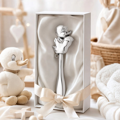 Babyrassel 925 Silber mit Entlein-Motiv, glatte Stielform — Lifestyle-Setting, Geschenk zur Geburt