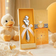 Babyrassel 925 Silber mit Entlein-Motiv, stielförmig, in Geschenkbox — Lifestyle-Setting, Geschenk zur Geburt