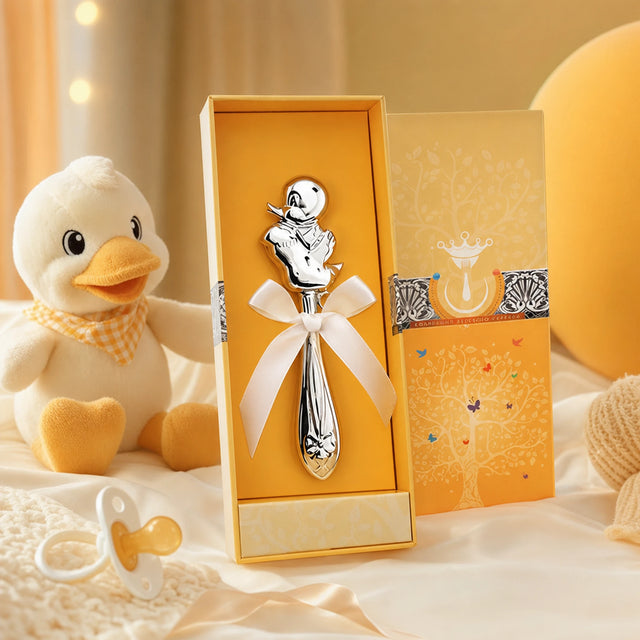 Babyrassel 925 Silber mit Entlein-Motiv, stielförmig, in Geschenkbox — Lifestyle-Setting, Geschenk zur Geburt