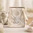 Babyrassel 925 Silber mit Frosch-Motiv und Acrylring — Lifestyle-Setting, Geschenk zur Geburt