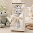 Babyrassel 925 Silber mit Frosch-Design — Lifestyle-Setting, Geschenk zur Geburt